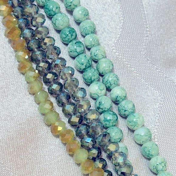 Multi strand green bead and gold necklace. Excellent condition. - Picture 5 of 5